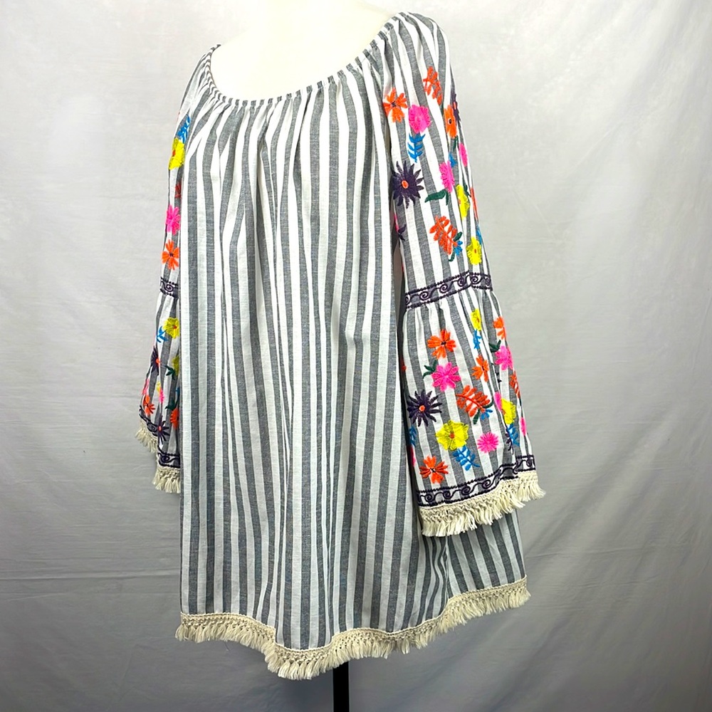 Women’s cute.  Ali Miles 2XL gray and white striped blouse.embroidered sleeves